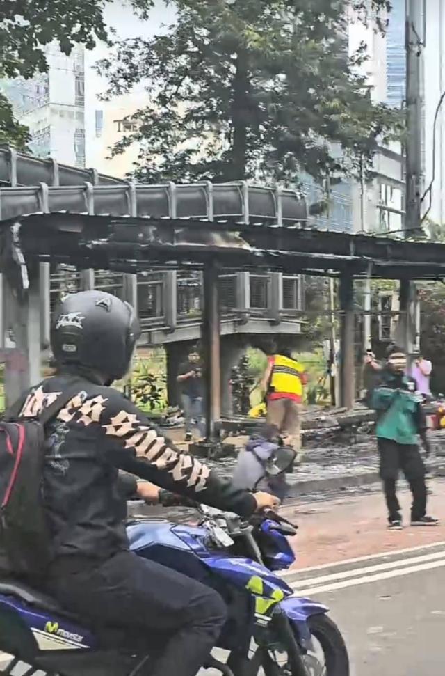 议 当地华人：多位政要住宅被洗劫澳门新葡京入口印尼爆发大规模抗(图2)